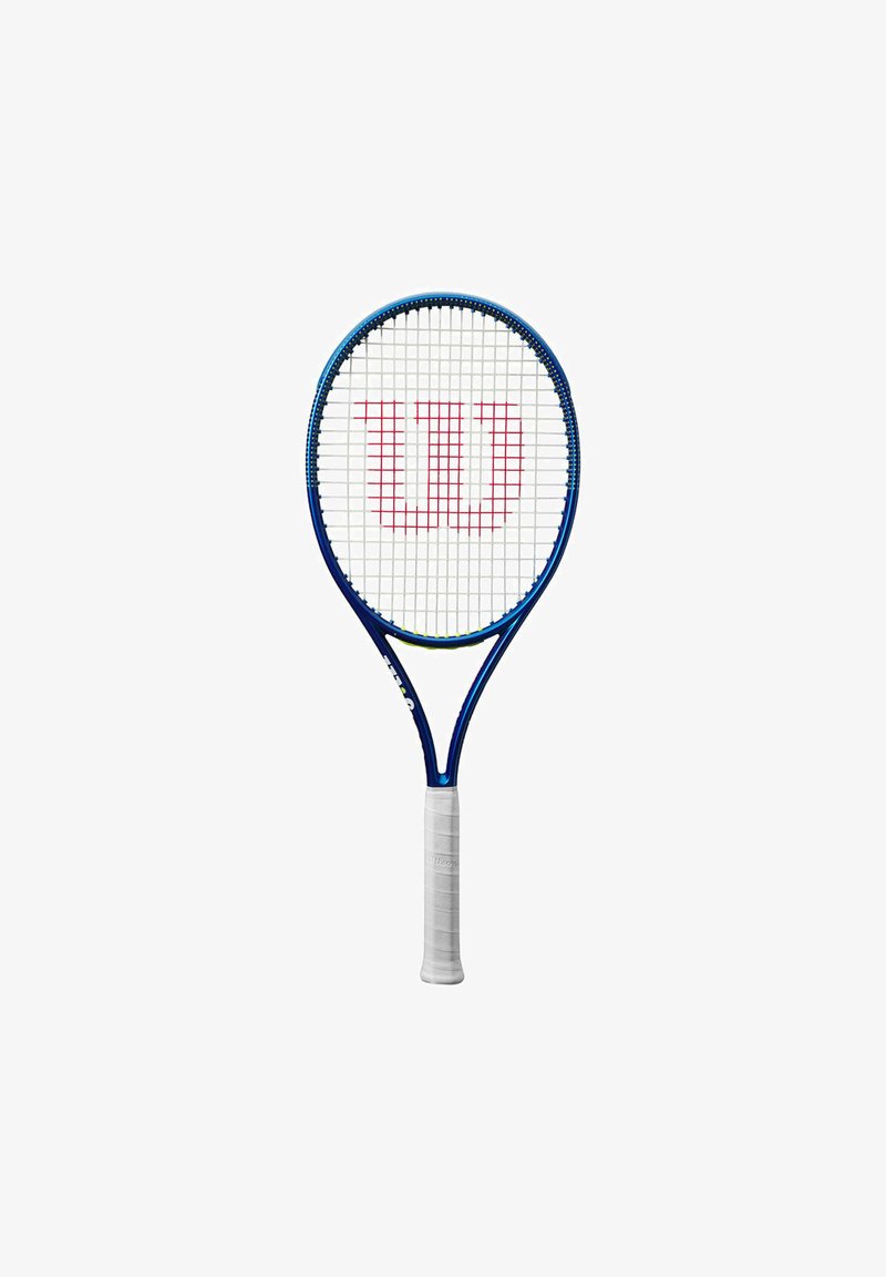 Racchetta da tennis Wilson con un telaio blu, corde bianche e logo rosso. Presenta un'impugnatura bianca testurizzata e una forma della testa aerodinamica.