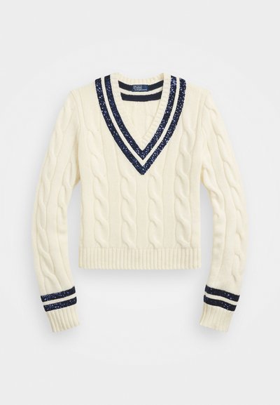 Pull en tricot torsadé crème avec un décolleté en V profond, orné de rayures en sequins bleu marine sur le col et les poignets. Manches longues avec un ourlet côtelé.