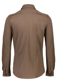 Camisa marrón de manga larga con puños de botón, cuello puntiagudo y textura suave. La vista trasera muestra un dobladillo redondeado y un patrón sutil.