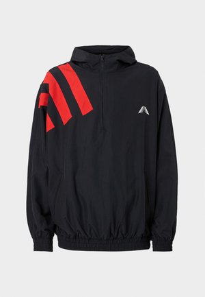 Musta kapuutsiga tõmblukuga jope, mille ühel küljel on punased diagonaalsed triibud ja rinnal embleem. Painduva ääre ja varrukatega.