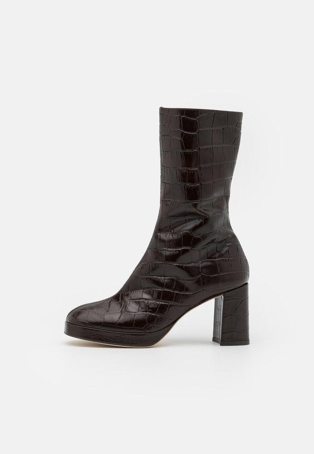 CARLOTA - Plateaulaarzen - brown