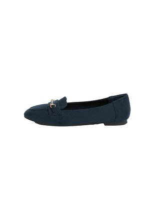 Mocasín plano para mujer en azul marino con punta redonda y detalle de pieza metálica dorada en la parte superior, vista lateral sobre fondo blanco.