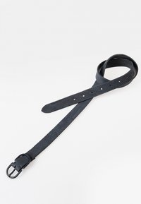 Zwarte leren riem met een textuurafwerking, voorzien van een ronde metalen gesp en meerdere verstelbare gaatjes langs de band.