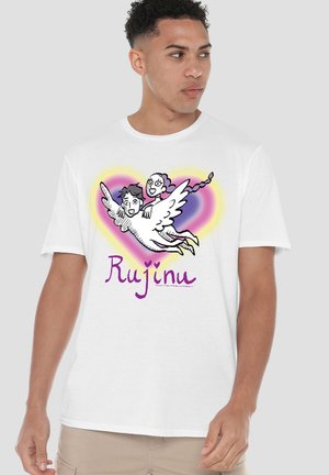 Weißes Baumwoll-T-Shirt mit einer bunten Grafik von zwei Figuren, die ein geflügeltes Wesen reiten, und dem Text "Rujinu" in Lila darunter.
