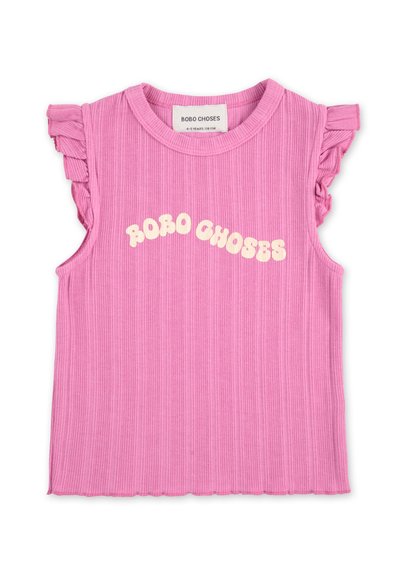Top sin mangas de color rosa con canalé, con hombros con volantes y texto curvado en blanco "BOBO CHOSES" en el pecho. Material de algodón suave.