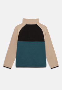 Maglione in pile con colletto alto nei colori nero, beige e teal. Caratterizzato da un design a maniche raglan, texture morbida e un motivo a blocchi di colore uniforme.