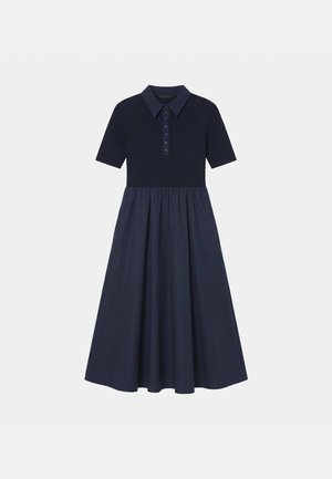 Robe midi bleu marine à manches courtes, col polo boutonné, corsage ajusté et jupe évasée froncée.