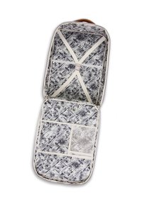 Une valise avec un intérieur en tissu présentant un imprimé graphique noir et blanc. Comprend des séparateurs et une poche en maille pour l'organisation.