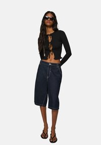 Bershka TIED WITH RUFFLES - Vesta na kopčanje - black