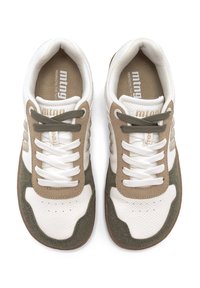 Sneakers con tomaia in mesh bianco, dettagli in camoscio beige e oliva, punta tonda, lacci bianchi piatti e suola in gomma testurizzata.