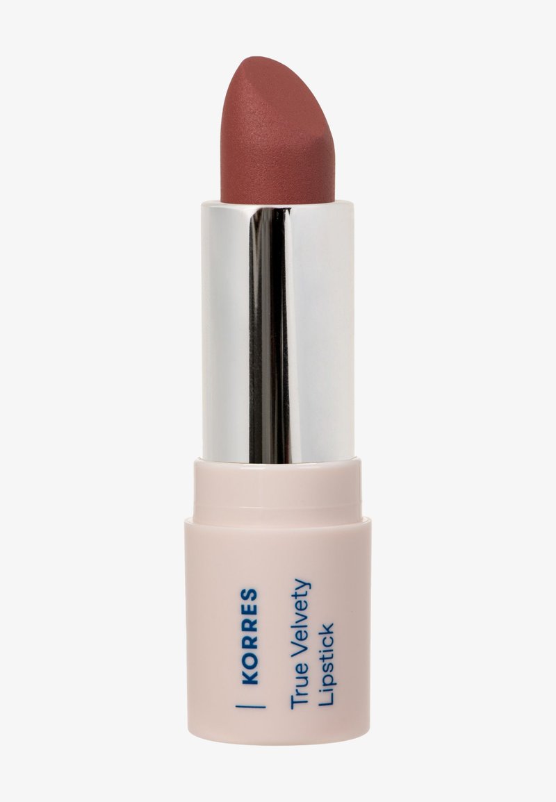 Rouge à lèvres True Velvety de Korres dans une teinte mauve crémeuse et atténuée, présenté dans un tube cylindrique beige avec un capuchon argenté brillant et une inscription bleue.