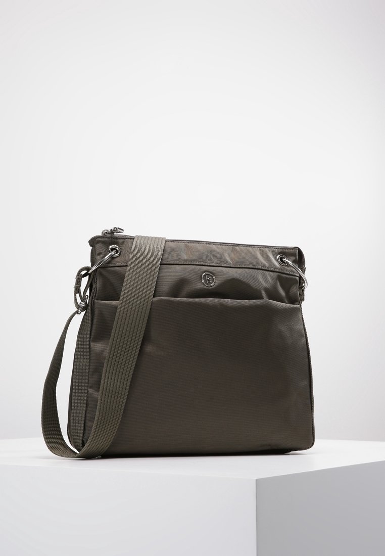 Kabelka přes rameno z olivově zeleného nylonu s texturovaným povrchem, horním zipem, nastavitelným popruhem a přední kapsou. Stříbrné kovové doplňky.