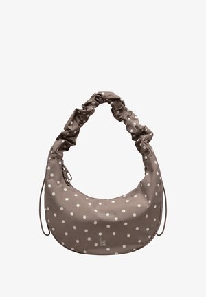 Braune, halbmondförmige Handtasche mit weißen Punkten und gerafftem Henkel, mit Reißverschluss und kleinem "GOT BAG" Logo nahe dem Boden.