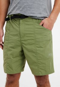 Kaki zelene cargo kratke hlače s teksturiranom tkaninom, s dva bočna džepa, elastičnim remenom i crnim pojasom. Uključena je i oznaka sa planinskim motivom.