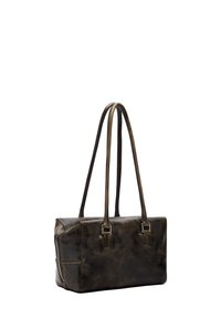 Dunkelbraune Lederhandtasche mit langen, doppelten Schulterriemen und einem seitlichen Reißverschlussdetail, dargestellt vor weißem Hintergrund.