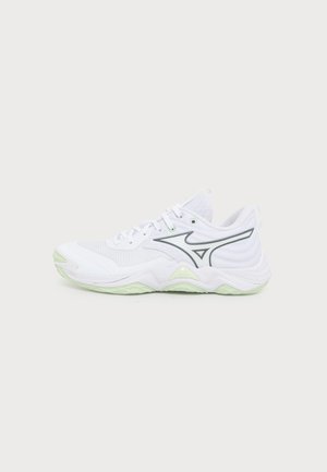 Adidaș sport alb cu talpă verde deschis, parte superioară din plasă, șireturi în față și logo Mizuno negru pe lateral, prezentat din profil pe un fundal simplu.