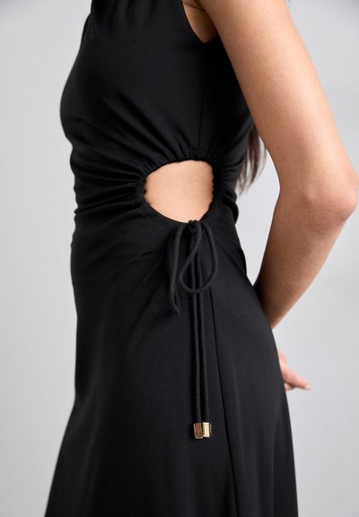 Rochie neagră cu un corset ajustat, falduri strânse, decupaj lateral și închidere cu șnur, având accente dintr-un material metalic de aur. Material neted și elastic.