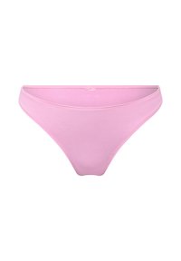 Culotte bikini rose en coton avec une texture lisse, une ceinture élastique et une couverture minimale. Aucun motif ni ornement présent.