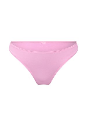Roze katoenen bikini-ondergoed met een gladde textuur, elastische tailleband en minimale bedekking. Geen patronen of versieringen aanwezig.