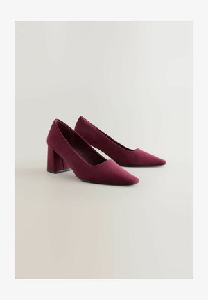 Burgundske semiš čevlje z visokim peto, s konico in kvadratnim peto. Gladka tekstura z enostavnim dizajnom.