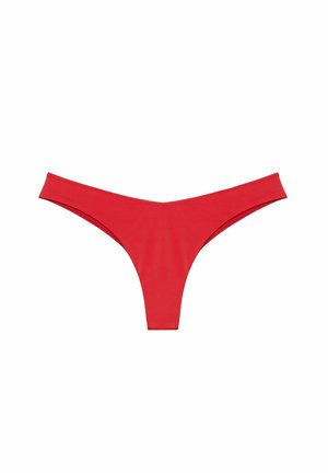 String rouge en tissu lisse, avec un design minimaliste, des côtés étroits et une taille basse. Pas de motifs visibles ni de matériel.