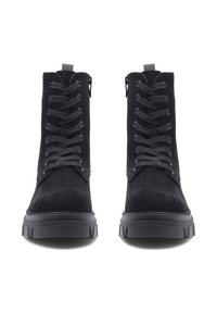 Bocanci de gleznă din suede negru, cu o talpă din cauciuc masiv, prezentând un sistem de șireturi în față și un fermoar pe lateral. Designul este simplu, fără modele vizibile.