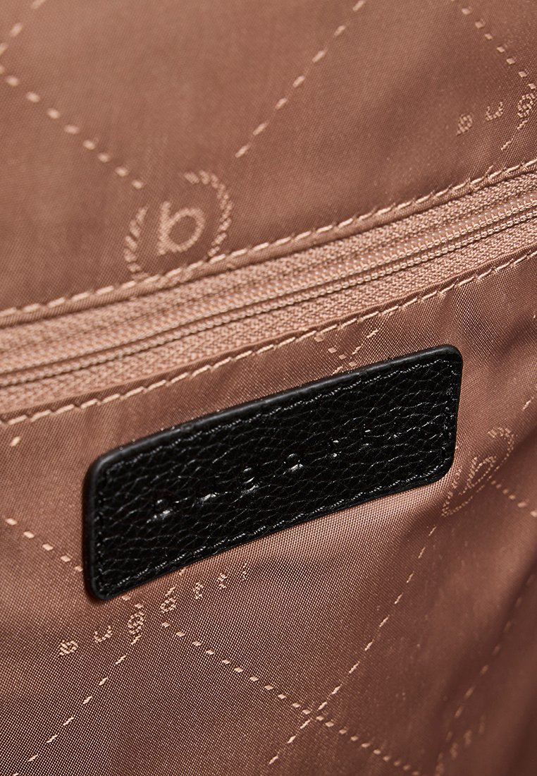 Borsa in tessuto marrone con un design trapuntato, dotata di un'etichetta in pelle nera testurizzata e di una chiusura con zip visibile lungo il bordo superiore.