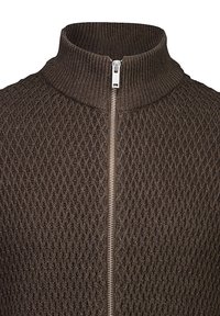 Maglione lavorato a maglia marrone con colletto alto, caratterizzato da un motivo a rombi e una chiusura a zip frontale completa. La texture è a coste e strutturata.