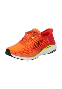 Skechers Laufschuh in leuchtendem Orange mit strukturiertem Synthetik-Obermaterial, roten Akzenten, schwarzer Sohle und "Max Cushion"-Branding an der Seite.
