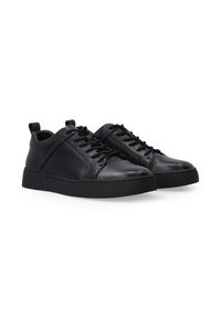 Schwarze Leder-Sneaker verfügen über ein niedrig geschnittenes Design, eine runde Zehenpartie und eine Gummisohle mit strukturiertem Finish. Schnürsenkel und Ziehschlaufen sorgen für ein einfaches An- und Ausziehen.