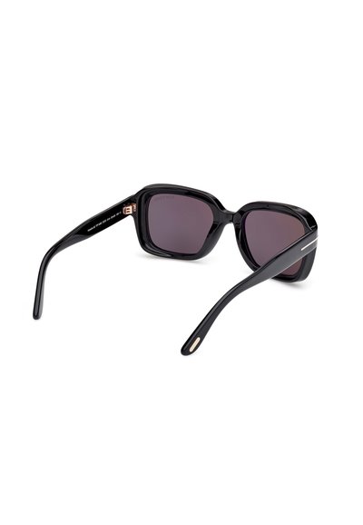Schwarze quadratische Sonnenbrille mit dunklen Gläsern, glänzendem Kunststoffrahmen und silbernen Akzenten an den Bügeln. Enthält ein markantes Branding-Detail.