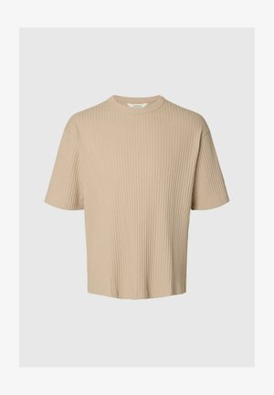 T-shirt beige a maniche corte in maglia a costine con collo a giro e vestibilità comoda su sfondo grigio chiaro.