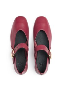 Chaussures Mary Jane en cuir bordeaux avec un bout rond, une sangle et un détail de boucle, et une semelle intérieure en cuir texturé noir.