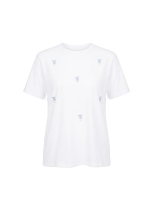 Hvid T-shirt med korte ærmer og små blå blomsterbroderier jævnt fordelt på fronten. Ingen synligt mærke eller grafik.