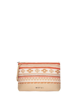 Bustina rettangolare in tessuto con motivi geometrici arancioni e beige, cursore della cerniera a corda e "MEFUI" stampato sulla sezione beige inferiore.