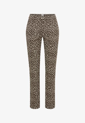 Pantalon marron slim avec des pois blancs irréguliers, fermeture avant avec boutons et zip, et passants pour ceinture.