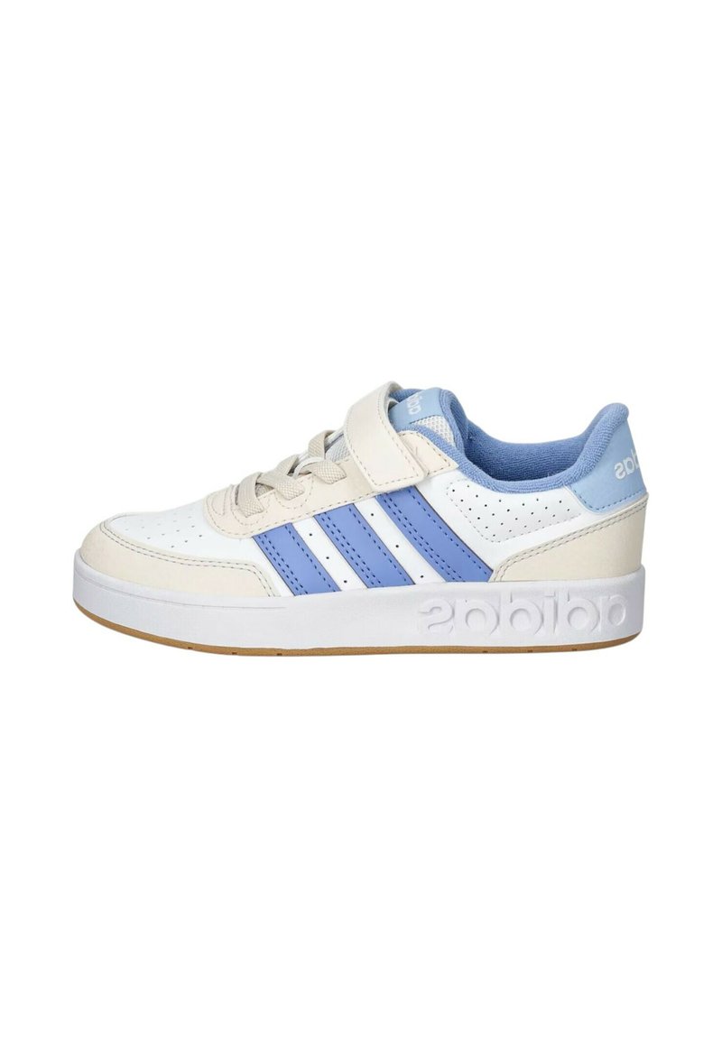 Sneaker bianco con dettagli azzurri chiari, tre strisce blu, dettagli perforati sulla punta e una fascetta in velcro. Suola in gomma.