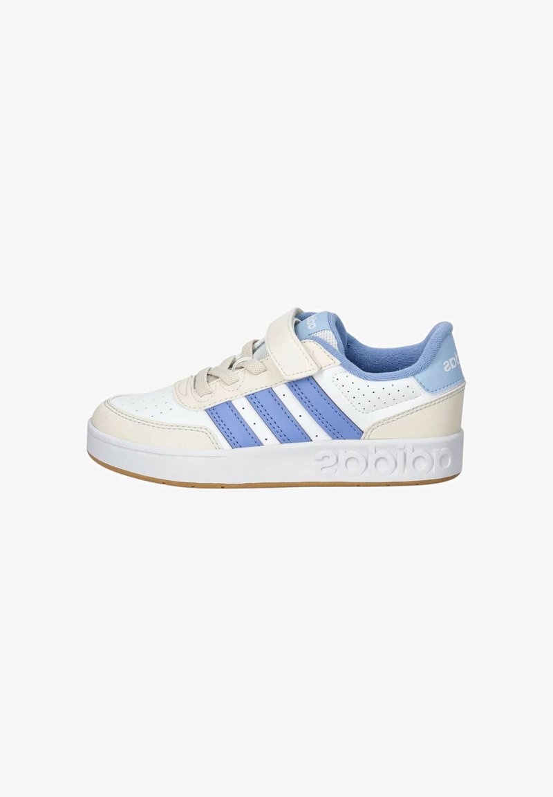 Sneaker bianco con dettagli azzurri chiari, tre strisce blu, dettagli perforati sulla punta e una fascetta in velcro. Suola in gomma.