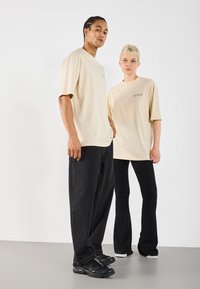 YOURTURN UNISEX - Camiseta estampada - oatmeal