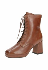 Hnědá kožená kotníková bota s vysokým blokovým podpatkem, šněrováním na přední straně, hladkým povrchem a minimalistickým designem. Disponuje zaoblenou špičkou.