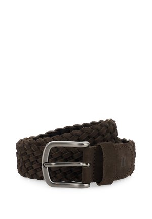 Ceinture en cuir tressé marron foncé avec boucle en métal argent mat et passant en cuir cousu.