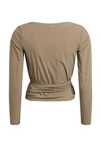 Haut à manches longues en beige atténué, avec une texture douce et un détail froncé à la taille, un col rond et un dos uni.