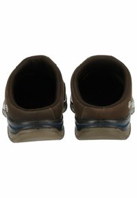 Braune geschlossene Schuhe mit glatter Textur, runder Form, gepolstertem Innenraum und einer Gummisohle mit einem kontrastierenden blauen Akzent.