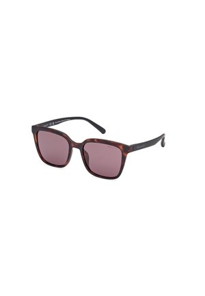 Ochelari de soare maro cu model țestoasă, cu lentile pătrate, nuanță purpurie și accente negre pe brațele ochelarilor, având numele brandului gravat.