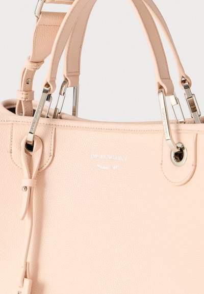 Τσάντα χειρός από φωτεινό ροζ δερματίνη με διπλές λαβές, ασημένιο μεταλλικό εξάρτημα και λογότυπο Emporio Armani Milano 1981 χαραγμένο στο μπροστινό μέρος.