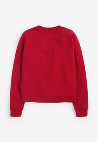 Sweatshirt rouge avec un col rond, des poignets côtelés et une surface texture douce. L'arrière présente un design simple et sans couture.