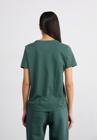 Nike Sportswear CLUB TEE - Navadna majica - vintage green