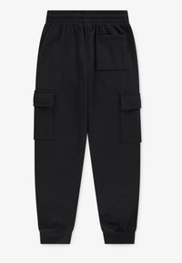 Pantaloni cargo negri din bumbac, cu talie elastică, buzunare laterale și două buzunare mari pe coapse cu clapetă.