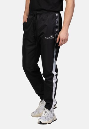 Zwarte sportbroek met een trekkoord in de taille, voorzien van witte zijstrepen en een logo. Gemaakt van soepel, lichtgewicht materiaal.