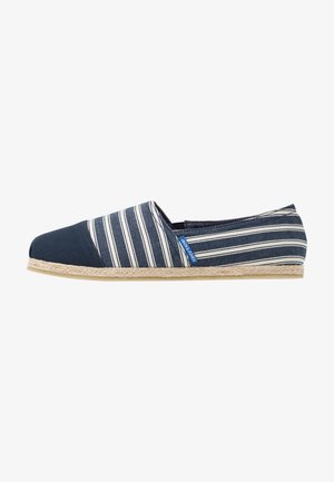 Zapato de lona tipo slip-on a rayas azules marino y blancas, con suela envuelta en yute y pequeña etiqueta de tela "Jack & Jones" en el lateral.